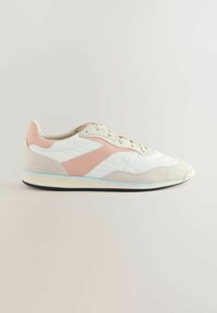 Hvid og pink sneaker med en overdel af ruskind og læder, rundet tå, flade snørebånd og en sort gummiydersål med lyseblå accenter.