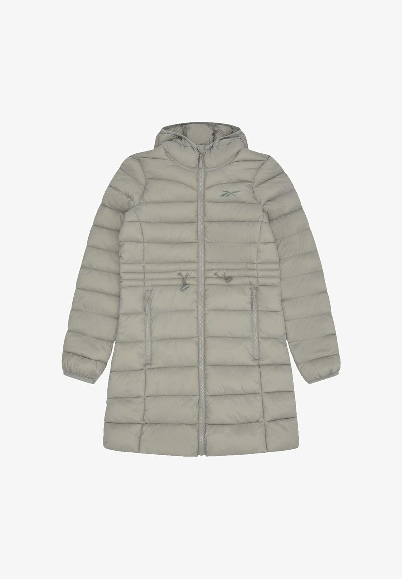 Abrigo largo acolchado gris con capucha, cierre completo con cremallera, dos bolsillos delanteros, cintura ajustable con cordón y sutil detalle de logo.