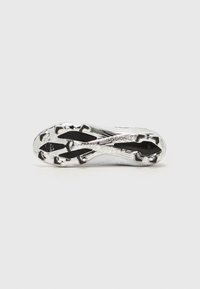 Crampon de football avec un schéma de couleurs argent et noir, présentant un motif, des crampons moulés et une surface texturée pour l'adhérence.