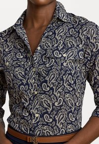 Mornarska bluza v paisley vzorcu z ivančicami, z ovratnikom, gumbom za zapiranje in žepom na prsih.