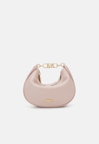 Różowa skórzana torebka o zaokrąglonym kształcie, z złotym łańcuszkiem do noszenia i detalem logo z przodu. Widoczne zapięcie na zamek.