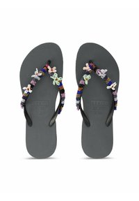 Grijze flip-flops hebben zwarte banden versierd met kleurrijke bloemen van kralen. De zool heeft een gestructureerd patroon voor grip.