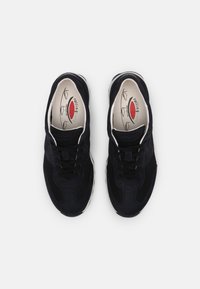 Zwarte sportschoenen met een bovenwerk van mesh en suède accenten, voorzien van een vetersluiting, gevoerde inlegzolen en een contrasterende witte zool.