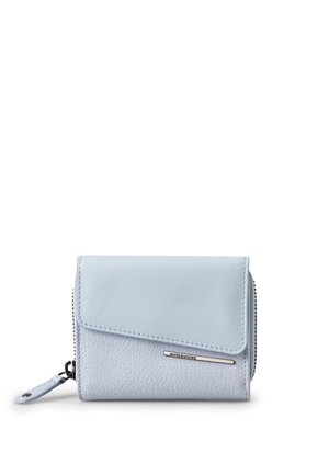 Lichtblauwe leren portemonnee met klepsluiting, gestructureerd onderste deel, ritssluiting aan de zijkant en een klein metalen merklabel aan de voorkant.