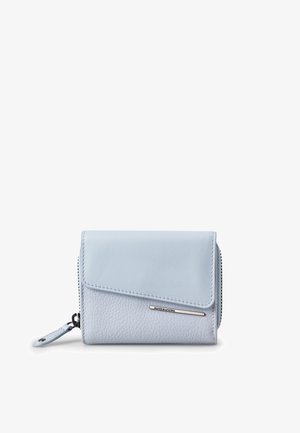 Portafoglio in pelle azzurro chiaro con chiusura a patta, parte inferiore strutturata, cerniera laterale e una piccola targhetta in metallo del marchio sulla parte anteriore.