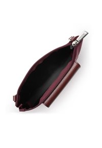 Borsa in pelle bordeaux con finitura lucida, chiusura con zip superiore e interno nero liscio. Presenta una forma piatta e rettangolare.