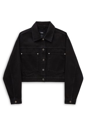 Schwarze kurze Jeansjacke mit Knopfleiste vorne, zwei Brusttaschen mit Metallnieten, langen Ärmeln und spitzem Kragen.