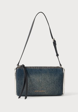 Petit sac à épaule rectangulaire en denim avec bandoulière noire réglable, côtés en cadre métallique argenté et tirettes de fermeture éclair noires.