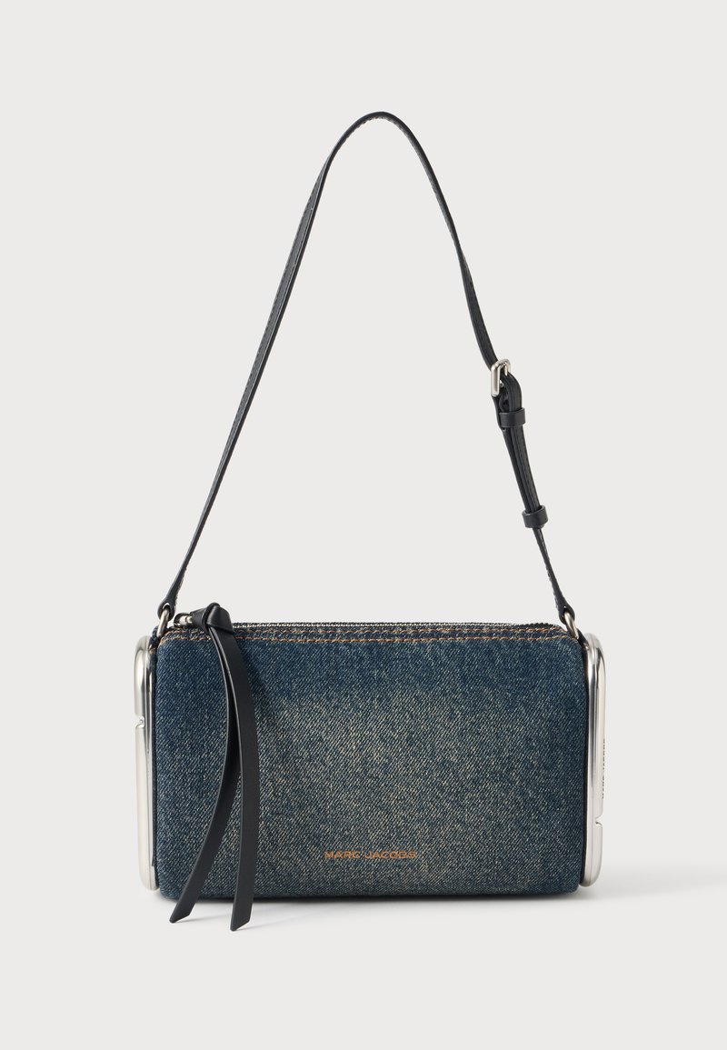 Petit sac à épaule rectangulaire en denim avec bandoulière noire réglable, côtés en cadre métallique argenté et tirettes de fermeture éclair noires.