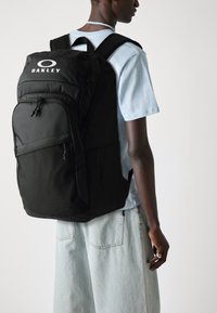 Oakley ESSENTIAL DAY PACK UNISEX - Sac à dos - blackout