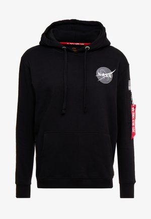 Sudadera negra de algodón, con un logotipo de la NASA en el frente, un bolsillo y un bolsillo con cremallera con una etiqueta roja en la manga.