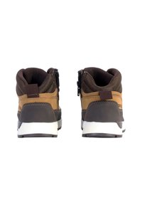 Botas de senderismo marrones con detalles en beige, que cuentan con una parte superior texturizada, un cuello acolchado y una suela de goma blanca. Cierre de cremallera a cada lado.