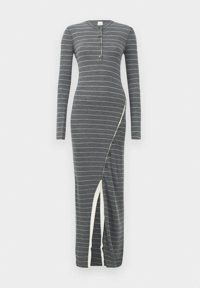 Šedé pruhované šaty s dlhým rukávom, s gombíkovým výstrihom, asymetrickým bielym akcentom a bočným rozparkom s gombíkovými detailmi pozdĺž švu.