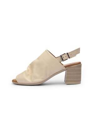 Scarpa slingback beige con punta aperta, con tomaia in tessuto liscio, tacco spesso impilato e chiusura a fibbia sulla cinghia per la caviglia.