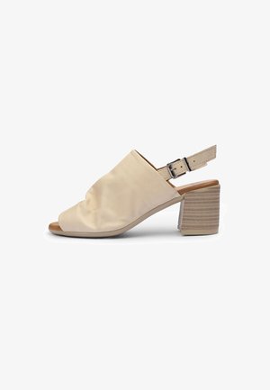 Scarpa slingback beige con punta aperta, con tomaia in tessuto liscio, tacco spesso impilato e chiusura a fibbia sulla cinghia per la caviglia.