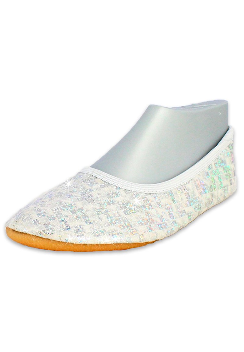 Ballerines blanches en matériau tissé et brillant avec une surface texturée. Présentent un bout arrondi et une semelle flexible de couleur marron clair.