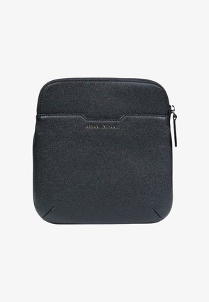Funda de tablet de cuero negro con superficie texturizada, logo sutil en relieve en el frente y cierre con cremallera. Presenta un diseño compacto.