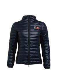 Gepolsterte marineblaue Jacke mit gestepptem Design, hohem Kragen, schwarzen Seitenplatten und Logo-Patch auf der Brust. Verfügt über einen durchgehenden Frontreißverschluss und Seitentaschen.