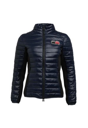 Vycpaná námořnická bunda s prošívaným designem, vysokým límcem, černými bočními panely a logem na prsou. Obsahuje plný přední zip a boční kapsy.