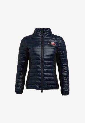 Vycpaná námořnická bunda s prošívaným designem, vysokým límcem, černými bočními panely a logem na prsou. Obsahuje plný přední zip a boční kapsy.