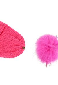 Berretto lavorato a maglia di un brillante colore rosa, con un motivo a coste testurizzato e un bottone decorativo oro sulla parte superiore, abbinato a un pompon rosa soffice.