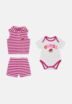 Ærmeløst hættetrøje- og shortsæt i lyserøde og hvide striber med vandmelonmærke, kombineret med hvid bodystocking med korte ærmer, lyserøde kanter og teksten "GUESS".
