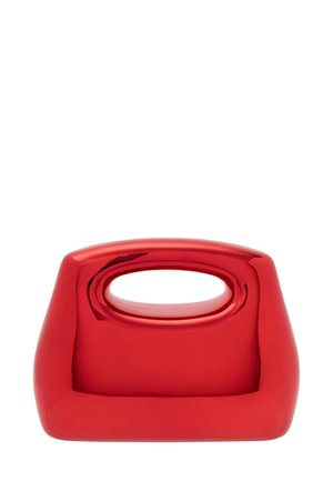 Rode, glanzende handtas met een ronde vorm en een ovale uitsparing voor de handgreep. Glad oppervlak, geen zichtbare patronen of andere accessoires.