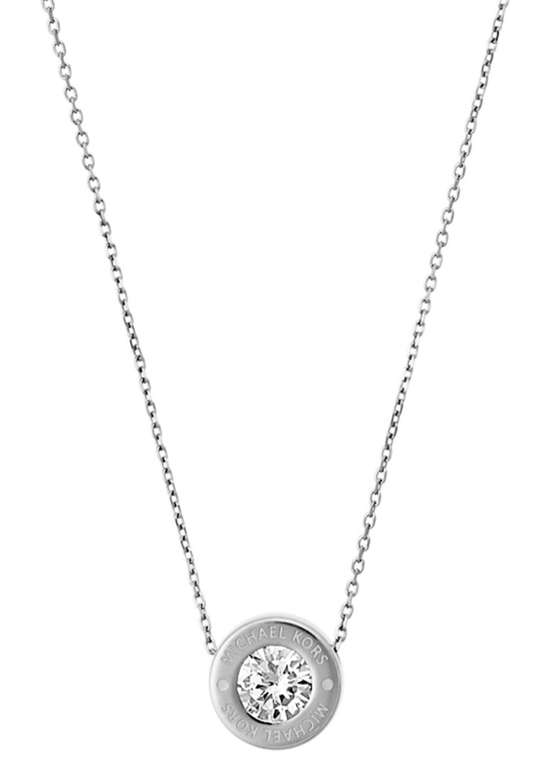 Collana d'argento con un pendente circolare che mostra una pietra simile a un diamante trasparente, incisa con "Michael Kors" lungo il bordo.