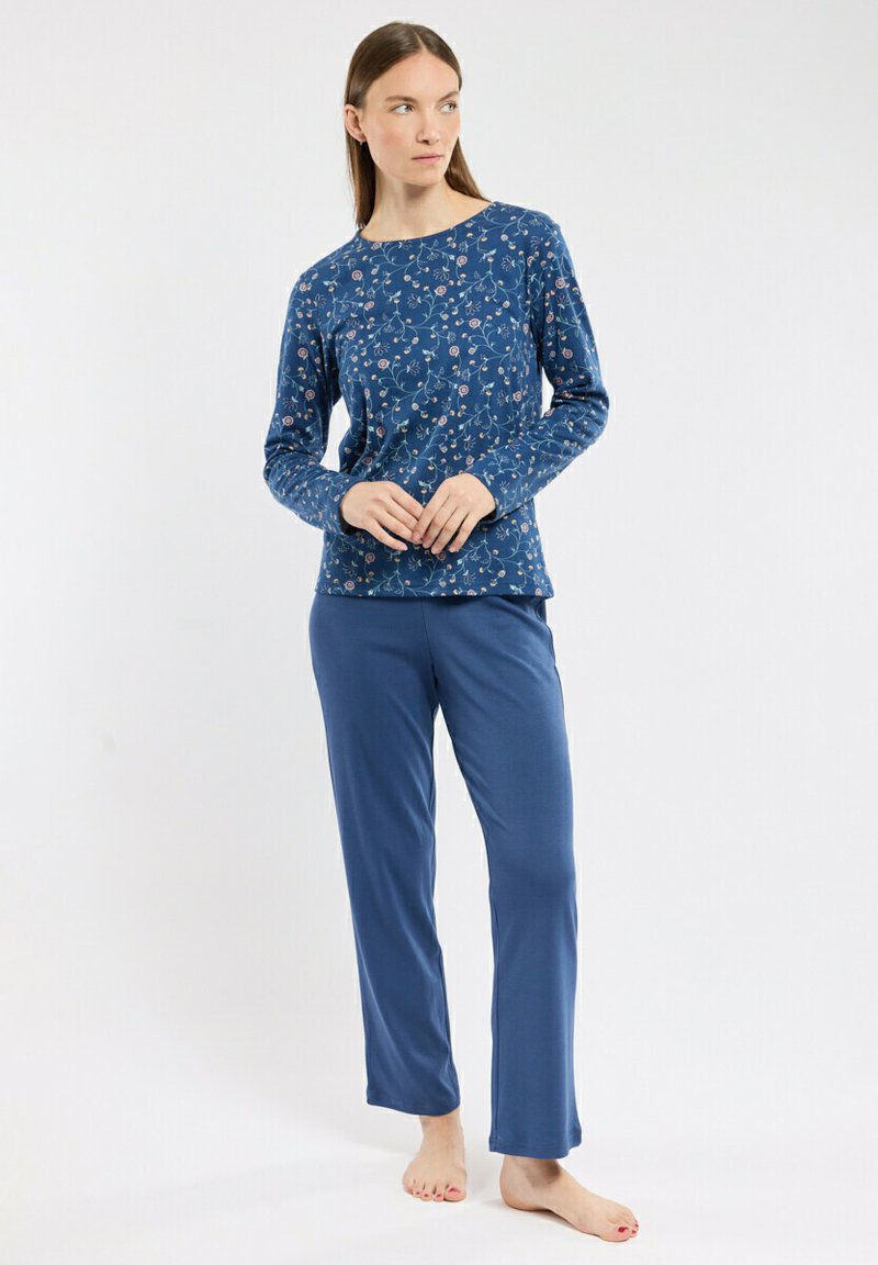 Ensemble de pyjama floral bleu comprenant un haut à manches longues avec un col rond et un pantalon assorti. Tissu doux avec une texture lisse.