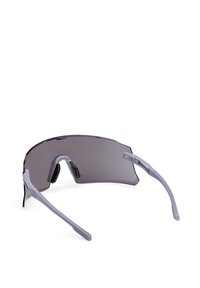 Sportowe okulary przeciwsłoneczne z zakrzywioną, czarną ramą i ciemnymi soczewkami. Szare, elastyczne ramiona z teksturowanymi akcentami. Lekka i nowoczesna konstrukcja.