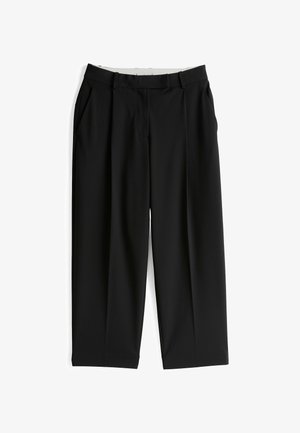 Pantalons larges noirs en tissu lisse, dotés de plis avant et de poches latérales ; coupe droite avec un ourlet net.