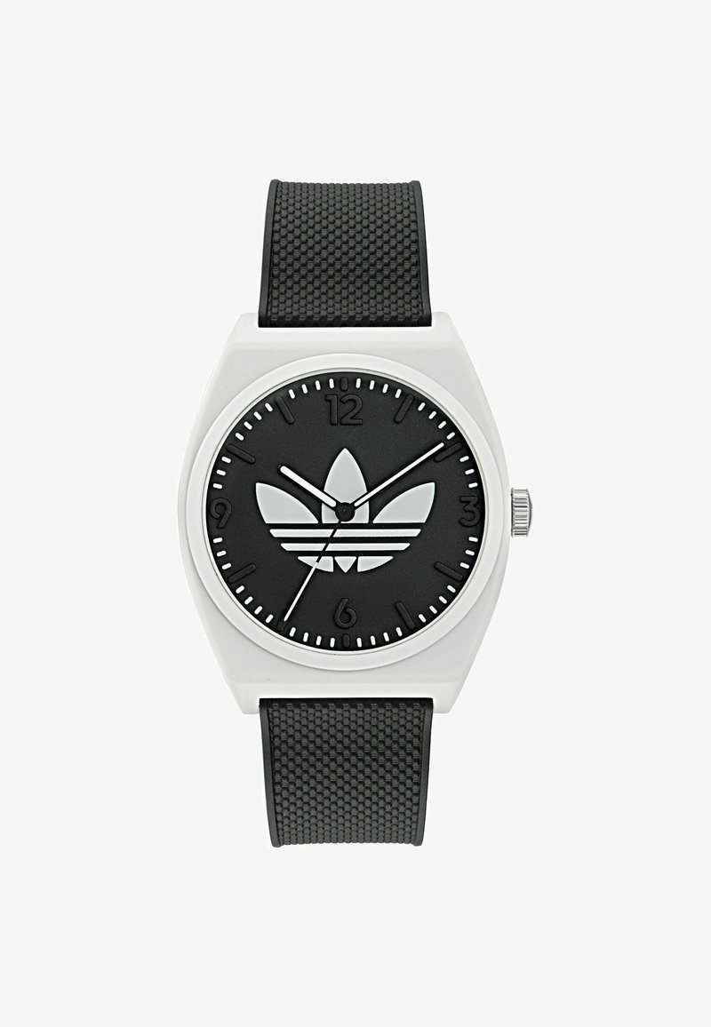 Črn kronograf z teksturiranim črnim gumenim paščkom. Okrogla srebrna ohišje, črn premaz z logotipom Adidas, belimi številčnicami in belimi kazalci.