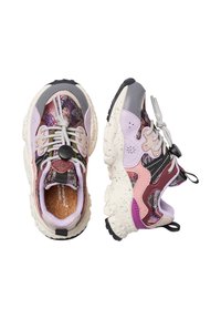 Sneaker multicolore con un mix di materiali viola, grigi e rosa, caratterizzato da una tomaia testurizzata, accenti decorativi e una suola maculata. Sistema di lacci regolabile.