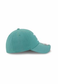 Casquette de baseball turquoise avec un logo blanc sur le panneau avant, trous de ventilation cousus, et visière courbée avec un autocollant de taille sur le dessus.