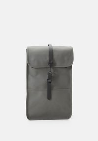 Zaino rettangolare grigio realizzato in materiale impermeabile, dotato di chiusura a pattina, cinturino nero con fibbia e una texture liscia e opaca.