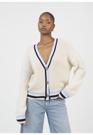 Cardigan in maglia colore crema con righe blu navy e azzurro chiaro. Caratterizzato da scollatura a V profonda e tre grandi bottoni. Texture morbida e vestibilità rilassata.