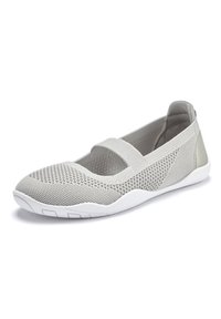 Hellgraue Mesh-Ballettschuhe mit einem weichen Stoffriemen über dem Spann, strukturiertem Obermaterial und weißer Gummisohle mit dezentem Profilmuster.
