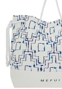 Borsa a secchiello bianca in tela con motivo geometrico blu, dotata di spesse maniglie in corda bianca e una base solida con il nome del brand "MEFUI."