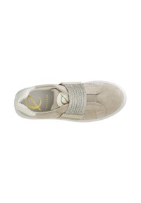 Scarpa slip-on beige in camoscio, dotata di una ampia fascia elastica con accenti metallici argentati. Suola in gomma bianca con dettagli di cucitura discreti.