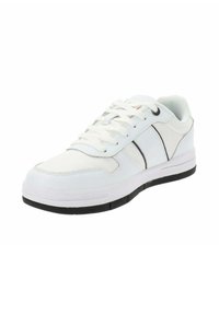 Scarpa atletica bianca con tomaia in rete testurizzata, chiusura con lacci, dettagli neri e suola in gomma spessa per una buona aderenza.
