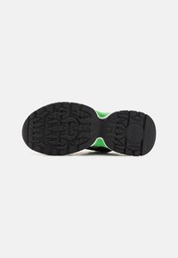 Buffalo TRIPLET HOLLOW - Tenisice - black/silver/green