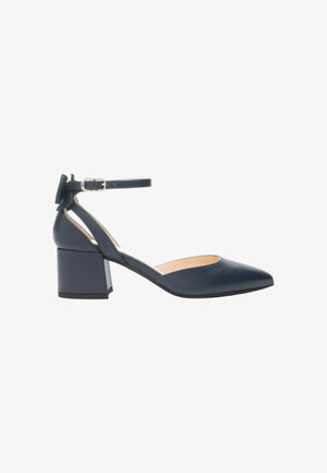 Pumps in pelle blu navy con tacco a blocco, punta affusolata, cinturino alla caviglia e dettaglio decorativo a fiocco sul tacco. Texture liscia.