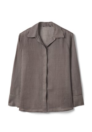 Langärmeliges Hemd mit schmalen vertikalen braunen und weißen Streifen, weiter Kragen und geknöpften Manschetten, flach gelegt auf weißem Hintergrund.