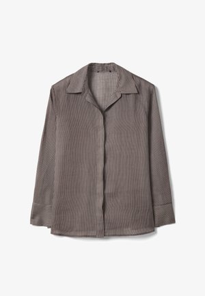 Overhemd met lange mouwen met smalle verticale bruine en witte strepen, een brede kraag en met knopen gesloten manchetten, plat gelegd op een witte achtergrond.