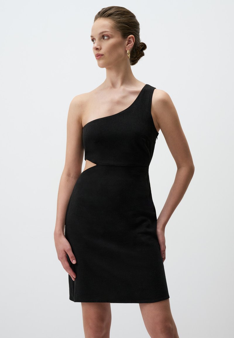 Schwarzes One-Shoulder-Kleid mit taillierter Silhouette, Ausschnitt an der Taille, Leinenstruktur und minimalistischem Design. Glatte Oberfläche.