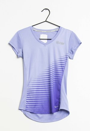 Liliowa sportowa koszulka z krótkim rękawem i dekoltem w serek, o ukośnym wzorze w paski, napis "RUN" blisko kołnierza i małe logo Nike blisko brzegu, na wieszaku.