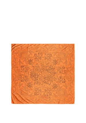 Pañuelo cuadrado naranja con elaborados patrones florales y de corazones en un tono más oscuro, dispuestos simétricamente a lo largo de la tela.