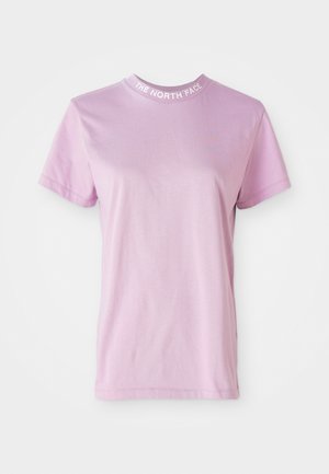 T-shirt rosa chiaro a maniche corte con scollo rotondo, con la scritta "THE NORTH FACE" in bianco sul colletto. Materiale in cotone morbido.