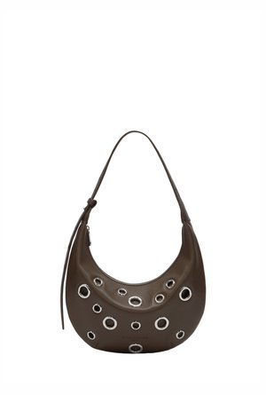 Dunkelbraune, halbmondförmige Ledertasche mit einem einzelnen Schulterriemen und mehreren silbernen Ösenelementen auf der Vorderseite.