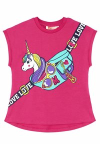 Lyserød t-shirt med korte ærmer, der har et enhjørning-grafik med en regnbuefarvet manke og oversized solbriller, accentueret med "KÆRLIGHED" tekst.